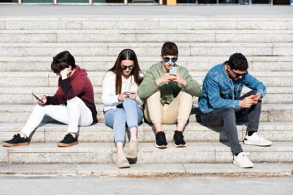 Group Teenager Friends Concentrated Phones Using Social Media Digital Addiction — Stockfoto
