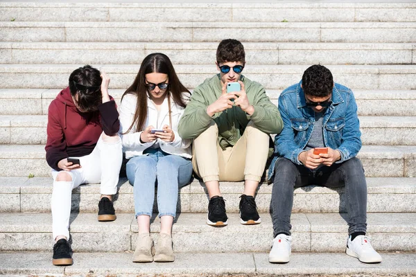 Grupo Adolescentes Sentados Las Escaleras Concentrados Sus Teléfonos Concepto Adicción —  Fotos de Stock