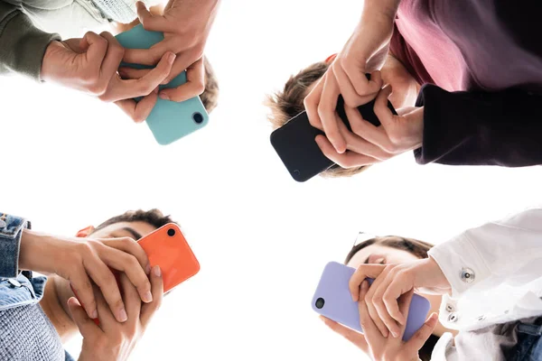 Niedrigwinkel Ansicht Einer Teenagergruppe Die Telefone Benutzt Digitale Sucht Und — Stockfoto