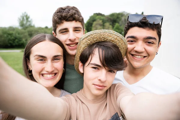 Kamerablick Auf Süße Gut Gelaunte Teenager Die Ein Selfie Freien — Stockfoto
