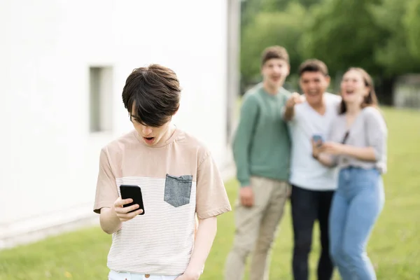 Teenager Schaut Aufs Handy Und Leidet Unter Cyber Mobbing — Stockfoto