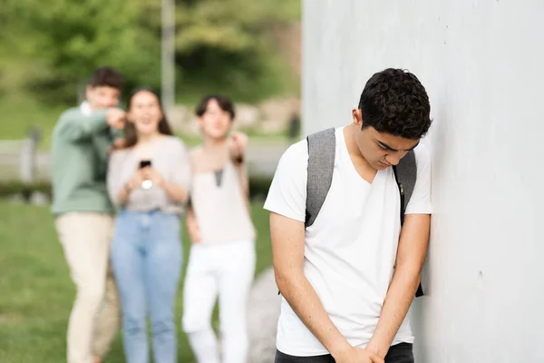 Triste Adolescente Hispânico Menino Contra Parede Sofrendo Bullying — Fotografia de Stock