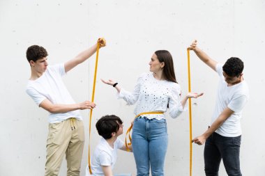 Mükemmel vücut için sosyal baskı gören iğrenç bir genç kadın. Sınıf arkadaşını ölçen gençler.