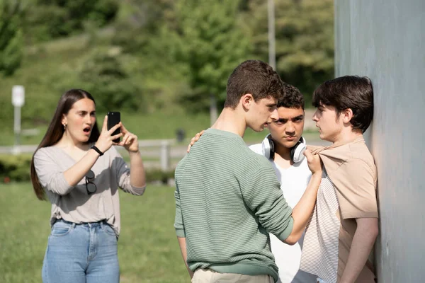 Dois Valentões Ameaçando Adolescente Garota Filmando Telefone Conceito Cyberbullying Violência — Fotografia de Stock