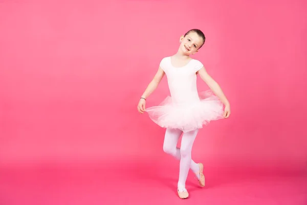 Liten Balett Dansare Flicka Bär Tutu Isolerad Levande Rosa Bakgrund — Stockfoto