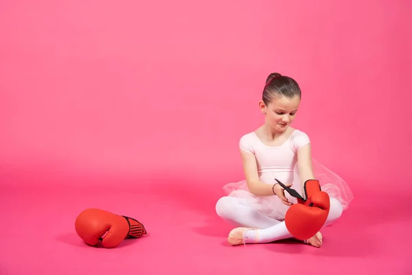 Liten Balettdansare Med Boxningshandskar Golvet Ungen Isolerad Pulserande Rosa Bakgrund — Stockfoto