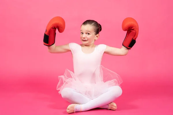 少し誇りに思って古典的なダンサーの女の子は 二足を示し 面白い顔とボクシングの手袋を身に着けている 女性の固定観念 — ストック写真