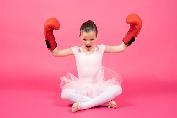 Arg Liten Balett Dansare Bär Boxningshandskar Visar Bideps Och Tittar — Stockfoto