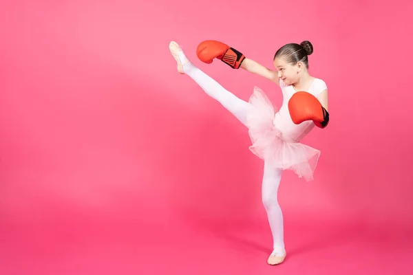 空手を練習する小さなバレエダンサーの女の子 チュチュとボクシングの手袋を身に着けている子供は鮮やかなピンクの背景に隔離された 女性のステレオタイプの概念 — ストック写真