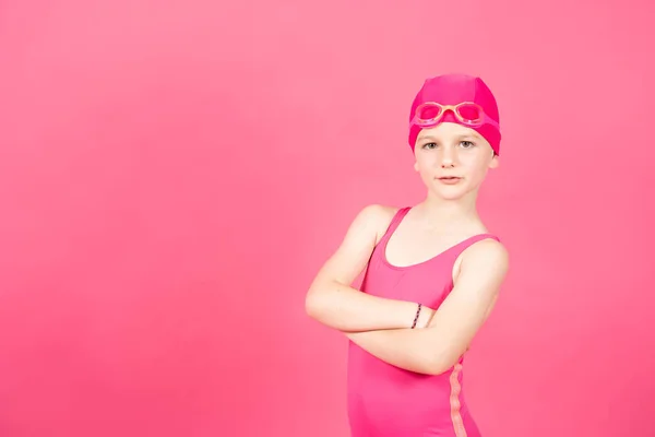 Πορτρέτο Του Μικρού Κοριτσιού Κολυμβητή Απομονωμένο Πολύχρωμο Ζωντανό Ροζ Φόντο — Φωτογραφία Αρχείου