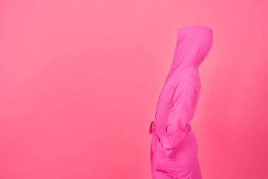 Pembe arka planda izole edilmiş sabahlık giyen çocuk. Sorunlardan saklanma kavramı