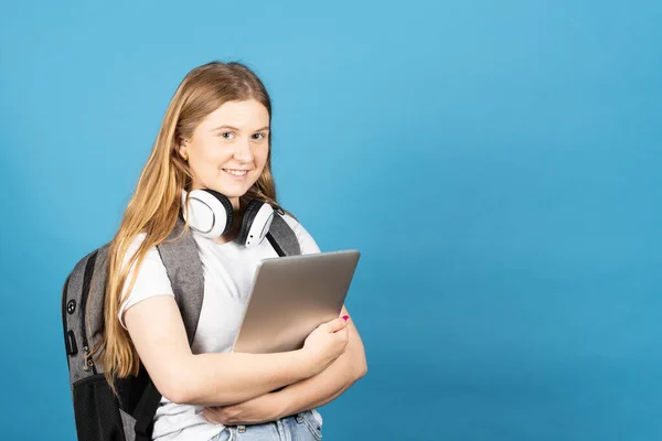 Portret Pięknej Blondynki Studentki Trzymającej Laptopa Niebieskim Tle — Zdjęcie stockowe