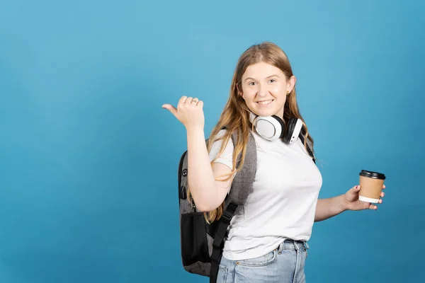 Studentka Wskazująca Kopiowanie Miejsca Odizolowanego Niebieskim Tle Portret Nastolatki Noszącej — Zdjęcie stockowe