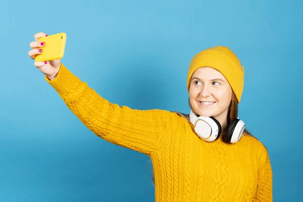 Nettes Blondes Teenager Mädchen Das Selfie Isoliert Auf Blauem Hintergrund — Stockfoto