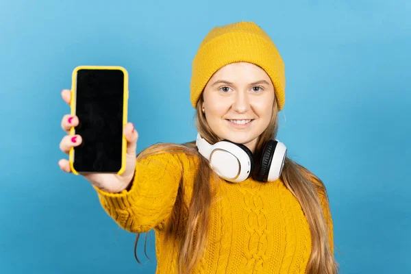 Nettes Teenager Mädchen Zeigt Handybildschirm Isoliert Auf Blauem Hintergrund Porträt — Stockfoto