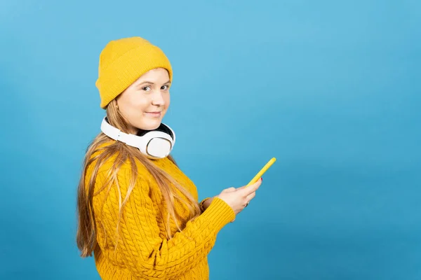 Portret Skandynawskiej Młodej Kobiety Korzystającej Telefonu Patrzącej Aparat Odizolowany Niebieskim — Zdjęcie stockowe