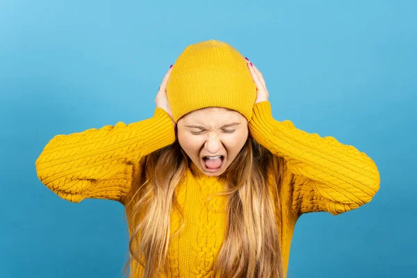 Blonde Verzweifelte Teenager Mädchen Schreit Laut Und Hält Kopf Mit — Stockfoto