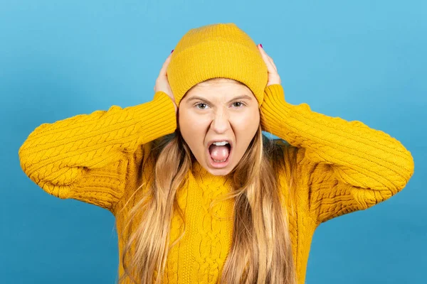 Rubia Mujer Joven Desesperada Gritando Voz Alta Mirando Cámara Aislada — Foto de Stock