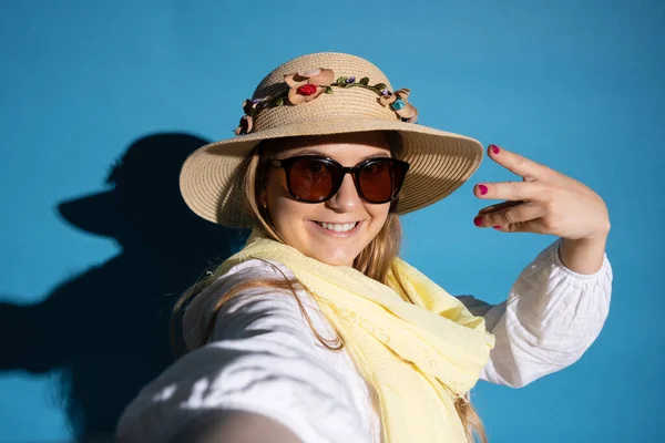 Auto Retrato Jovem Turista Usando Chapéu Palha Isolado Fundo Azul — Fotografia de Stock