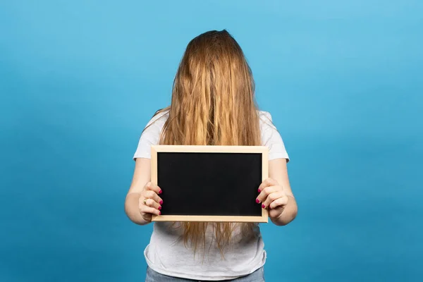 Kobieta Zakrywa Twarz Długimi Włosami Trzyma Tablicę Koncepcja Reklamy Fryzjerskiej — Zdjęcie stockowe