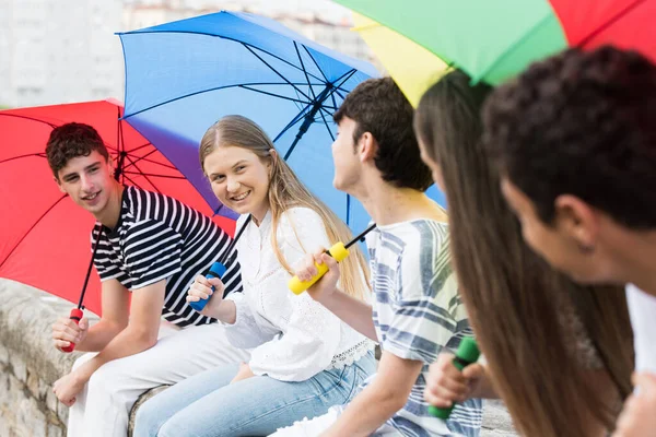 Adolescente Rubia Hablando Con Amigos Sosteniendo Paraguas Coloridos Día Lluvioso — Foto de Stock