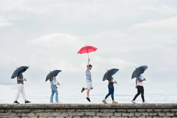 快乐的少年男孩从悲伤的人群中脱颖而出 沮丧和悲伤的概念 — 图库照片