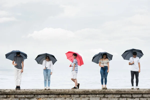 우산을 카메라 포즈를 취하는 사람들 개념을 극복하는 — 스톡 사진