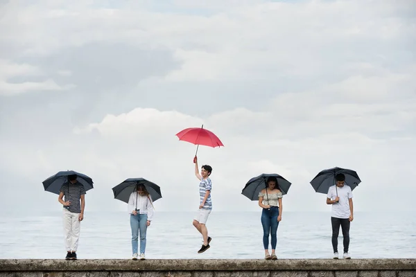 우울증 슬픔의 개념을 극복하는 우산을 사람들 앞에서 즐거움에 — 스톡 사진