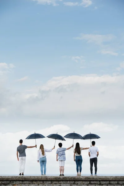 Teamwork Und Opferkonzept Mit Kopierraum Mitarbeiter Decken Sich Mit Regenschirmen — Stockfoto