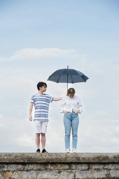 Abstraktes Konzept Der Unterstützung Trauriger Menschen Teenager Mit Regenschirm Und — Stockfoto