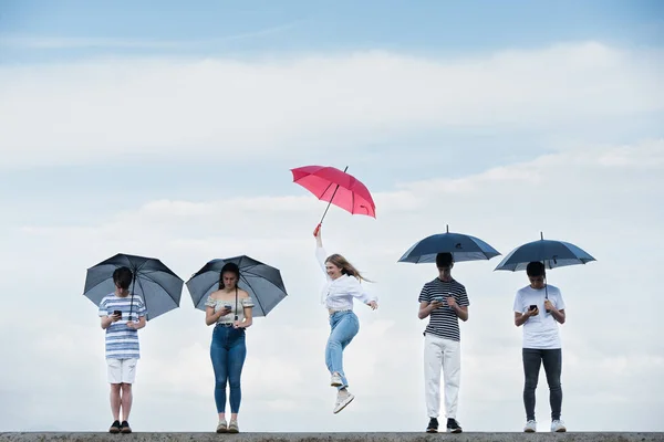 미디어로부터의 자유를 축하하는 여자가 군중으로부터 우산을 있습니다 디지털 개념을 — 스톡 사진