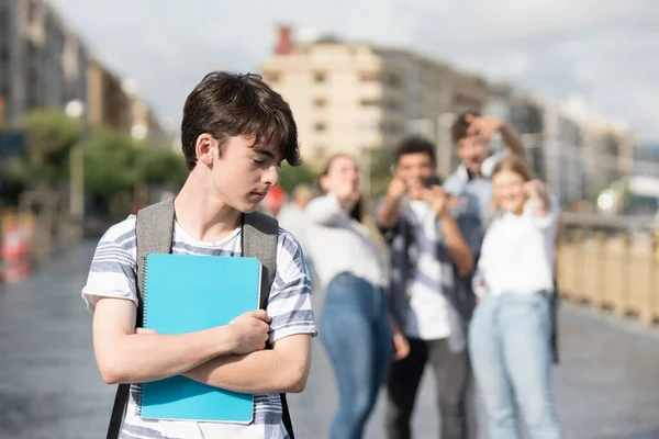 Estudante Bonito Menino Sofrendo Bullying Colegas Classe — Fotografia de Stock