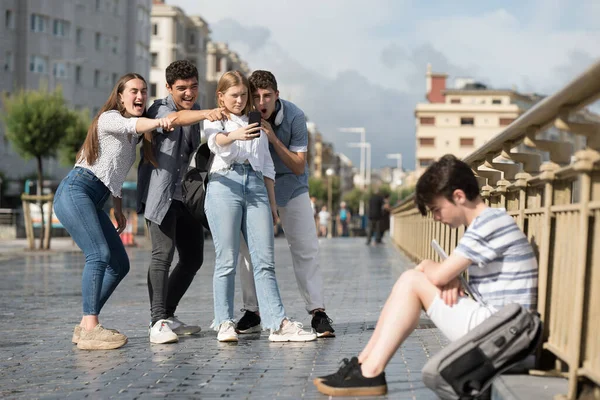 Tonåringarnas Grupp Skrattar Och Spelar Sorgsen Vän Mobbning Och Cybermobbning — Stockfoto