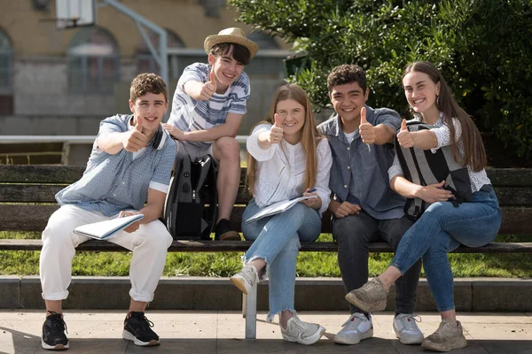 Gruppe Jugendlicher Macht Zeichen Und Schaut Die Kamera — Stockfoto