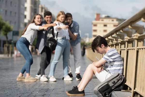 Rapaz Adolescente Bonito Sofrendo Bullying Amigos Triste Cara Sentado Chão — Fotografia de Stock