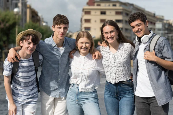 Grupa Nastolatków Pozuje Uśmiecha Się Kamery Razem Koncepcja Przyjaźni — Zdjęcie stockowe