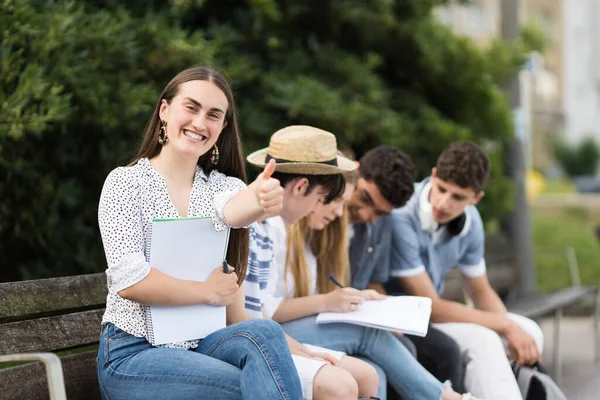 Porträt Eines Fröhlichen Teenagermädchens Das Einem Park Ein Zeichen Vor — Stockfoto