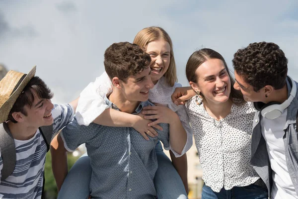 Fechar Adolescentes Felizes Divertindo Juntos — Fotografia de Stock