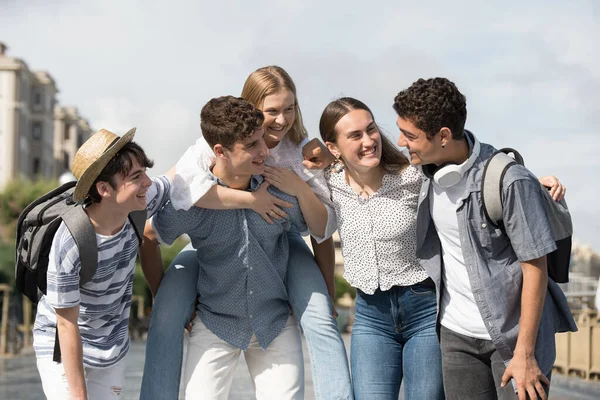 Positive Happy Group Teenagers Having Fun Together — Stockfoto