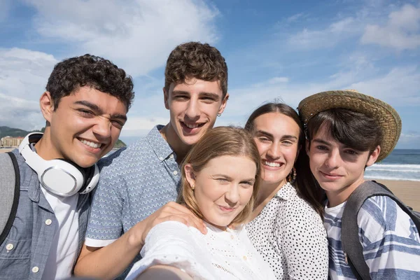 Group Teenagers Taking Selfie Beach Sunny Day — Stockfoto