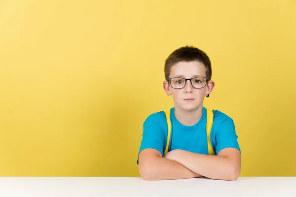 Porträtt Allvarliga Nörd Tonåring Pojke Sitter Bakom Skrivbordet Armar Korsade — Stockfoto