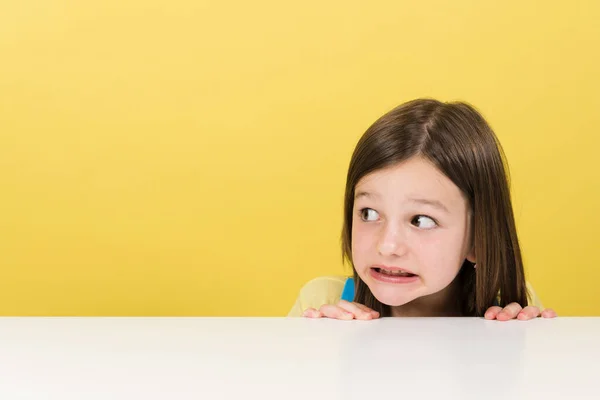 Retrato Close Menina Assustada Olhando Para Espaço Cópia Amarela — Fotografia de Stock