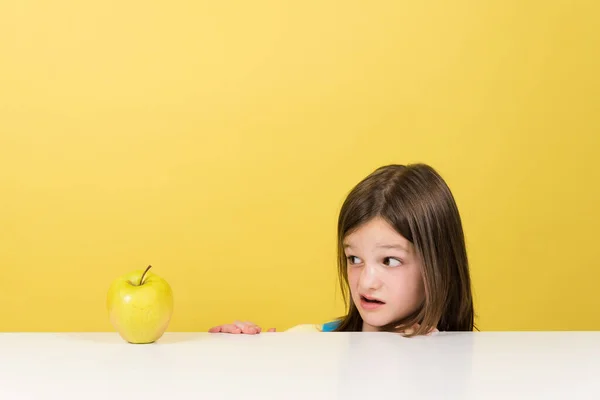 Menina Rejeitando Frutas Isoladas Fundo Amarelo Alimentação Saudável Conceito Infância — Fotografia de Stock