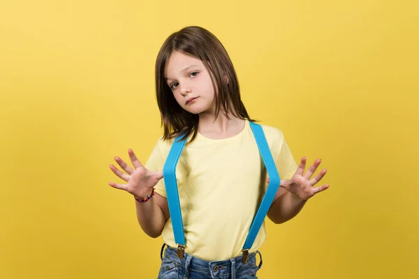 Retrato Menina Orgulhosa Vestindo Suspensórios Olhando Para Câmera Isolada Fundo — Fotografia de Stock