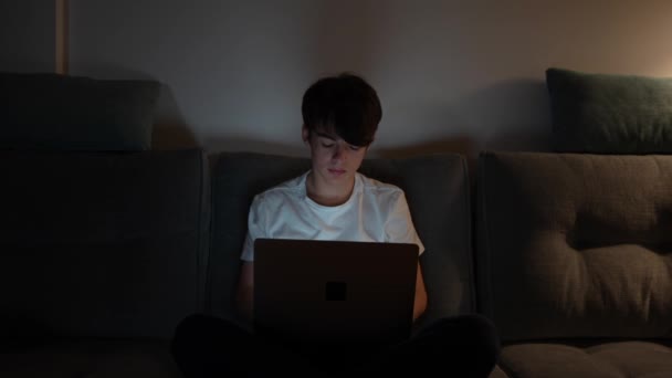 Ciężko Pracujący Nastolatek Pracujący Późna Laptopie Uczeń Ziewa Rozciąga Się — Wideo stockowe