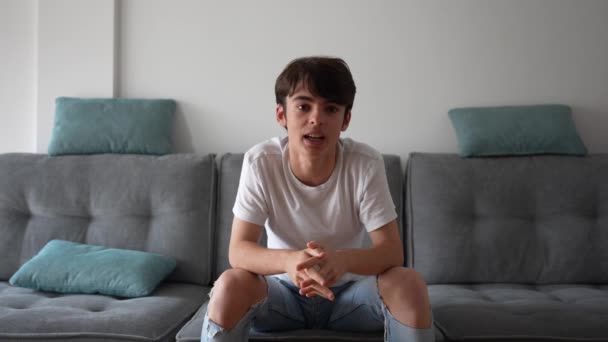 Хлопчик Підліток Сидить Дивані Розмовляючи Камерою Студентський Блог Вдома — стокове відео
