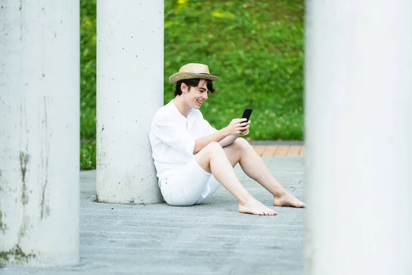 Cute Teenager Boy Sitting Floor Using Phone — Φωτογραφία Αρχείου
