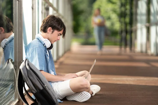 Adolescente Estudante Menino Sentado Corredor Trabalhando Laptop — Fotografia de Stock