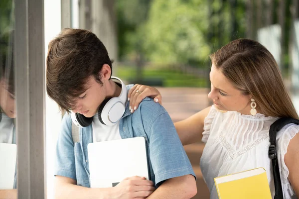 Adolescente Estudante Menina Reconfortante Colega Triste Insucesso Escolar Conceito Camaradagem — Fotografia de Stock