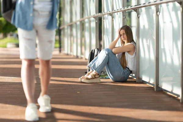 Menina Estudante Adolescente Triste Sentado Salão Olhando Para Menino Separação — Fotografia de Stock